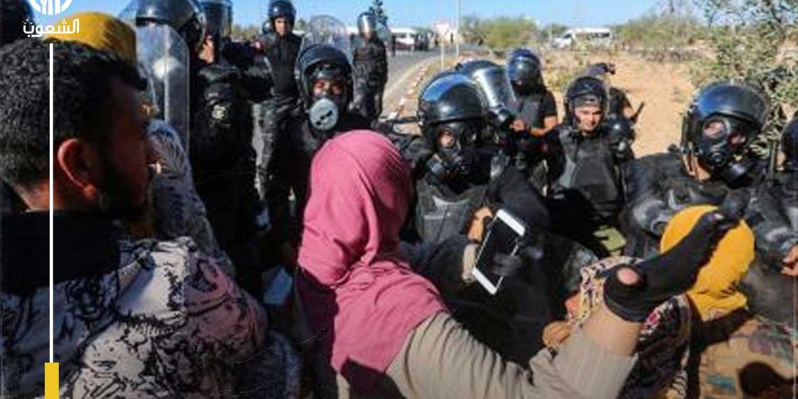 تونس.. الشرطة تطلق الغاز لتفريق محتجين قرب مكان انعقاد قمة الفرانكفونية