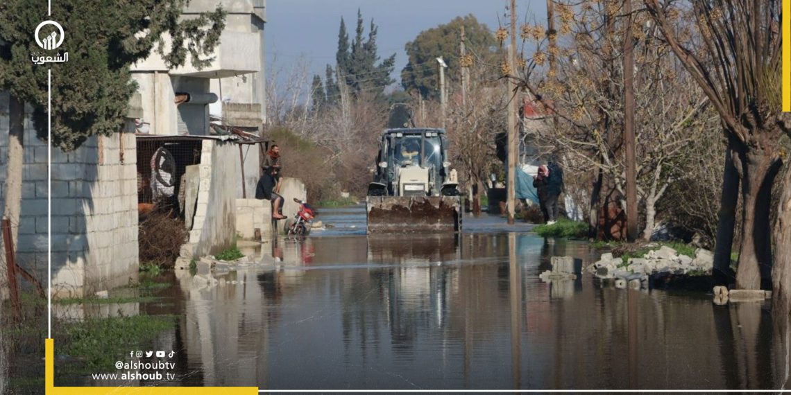 بسبب الفيضان والزلزال.. أهالي قرية بالشمال السوري يهجرون منازلهم
