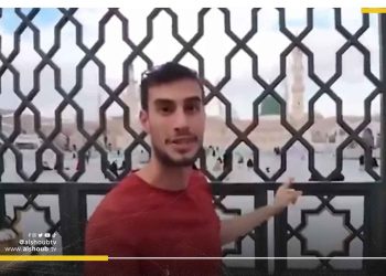 مرتعاً للصهاينة.. صحفي تابع للاحتلال يوثق وجوده قرب قبر النبي محمد ﷺ