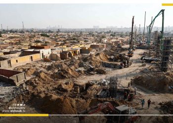 قائد الانقلاب يبني مشروعاته على حساب منازل ومقابر الشعب المصري