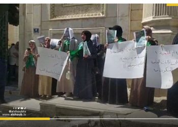 عناصر من حركة فتح يعتدون على صحفيين وطالبات خلال وقفة احتجاجية أمام جامعة الخليل