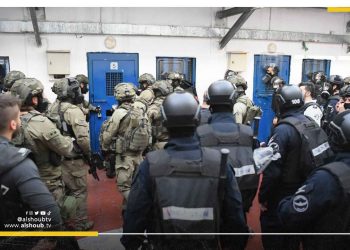 إضراب 13 أسيرًا فلسطينيًا عن الطعام في سجون الاحتلال