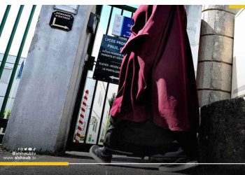 فرنسا تحظر ارتداء العباءة الإسلامية في المدارس