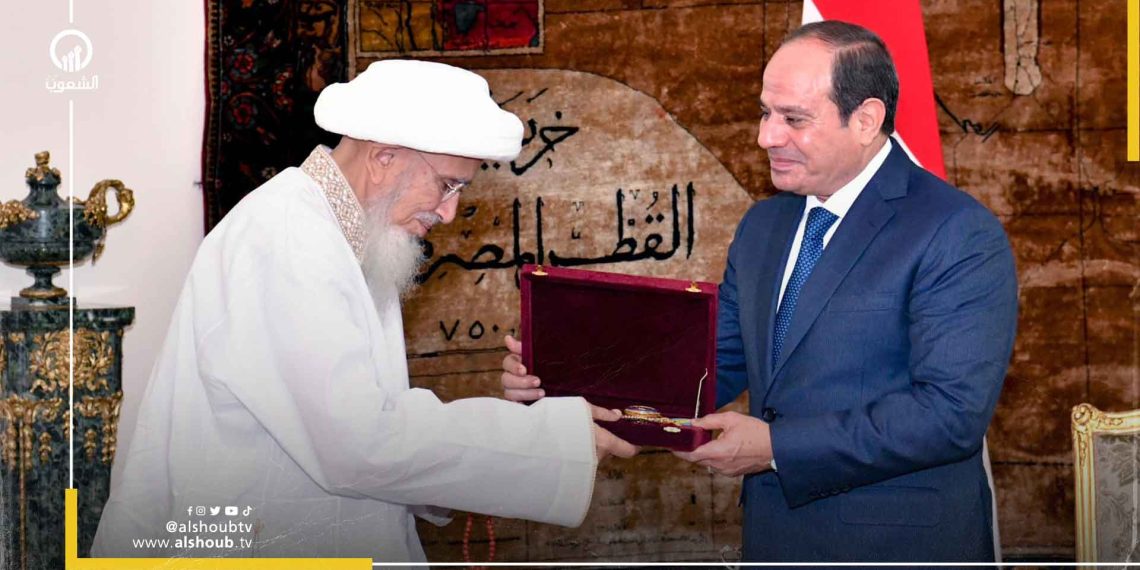 طائفة شيعية إسماعيلية.. السيسي يقلد زعيم البهرة أعلى أوسمة البلاد