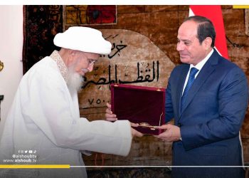 طائفة شيعية إسماعيلية.. السيسي يقلد زعيم البهرة أعلى أوسمة البلاد