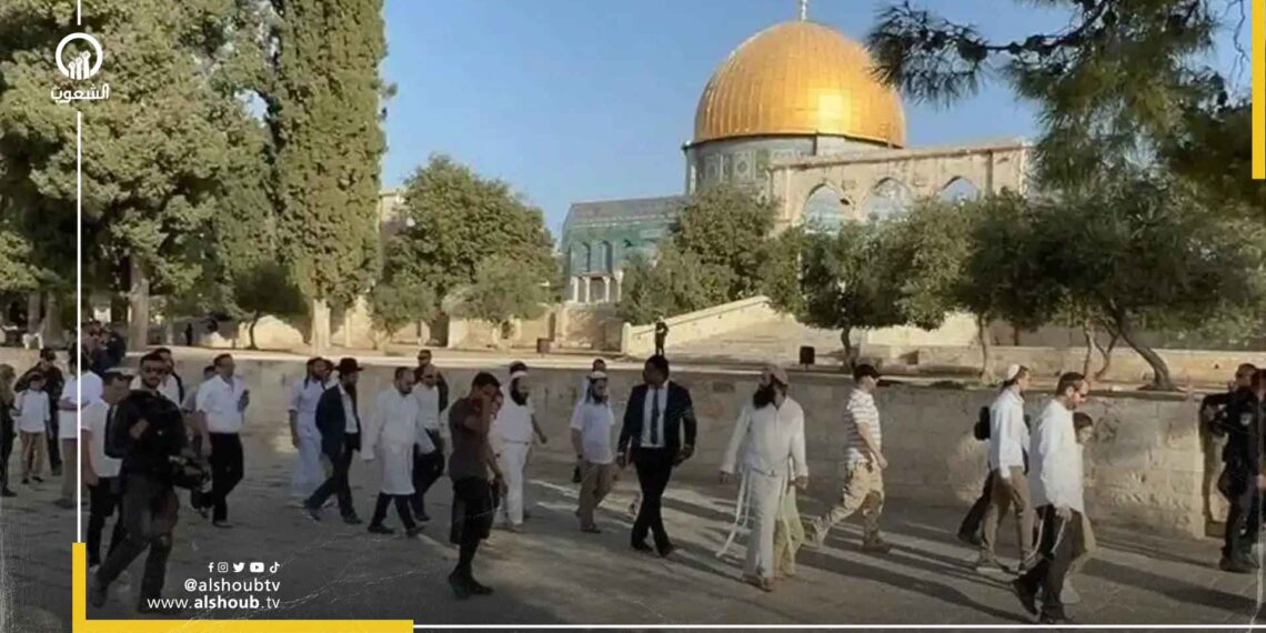 مجموعات من المستوطنين تقتحم باحات المسجد الأقصى