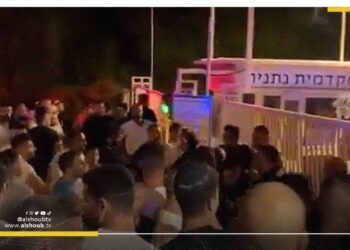 مستوطنون يهاجمون الطلاب الفلسطينيين