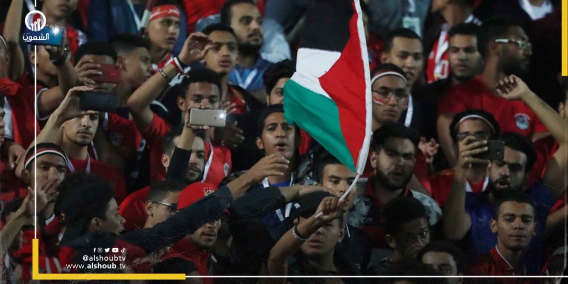 من بينهم رافع علم فلسطين.. النيابة تجدد حبس 72 شاب من جماهير النادي الأهلي 