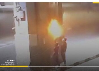 حرق صورة السيسي أمام حاجز للشرطة وتفاعل المصريين