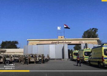 بعد استئناف القصف.. مصر توقف دخول شاحنات المساعدات إلى غزة