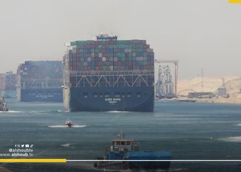 تحول سفن الشحن عن العبور من قناة السويس يضغط على اقتصاد مصر
