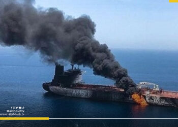 هجومان بصواريخ باليستية على سفينتين قبالة سواحل عدن