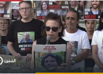 والدة أسير إسرائيلي تطلب من السنوار أسر أبناء قيادات الاحتلال