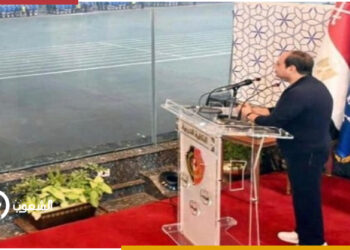 السيسي يتحدث عن خسائر قناة السويس من خلف زجاج ضد الرصاص