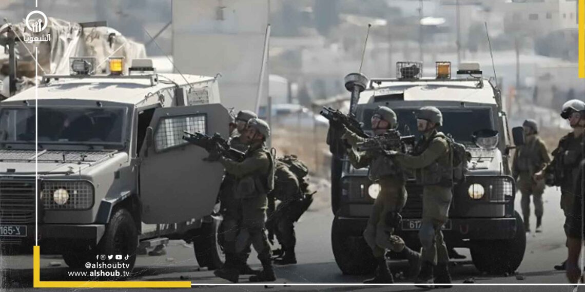 بعد الاشتباه بتنفيذ عملية.. الاحتلال يعتقل 13 شخصا من مركبة سفريات