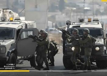 بعد الاشتباه بتنفيذ عملية.. الاحتلال يعتقل 13 شخصا من مركبة سفريات 