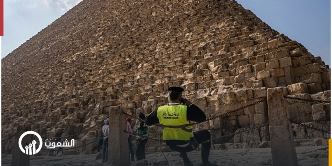 إنهاء خدمة شرطي مصري تشاجر مع سائح رفع علم إسرائيل أمام الأهرامات