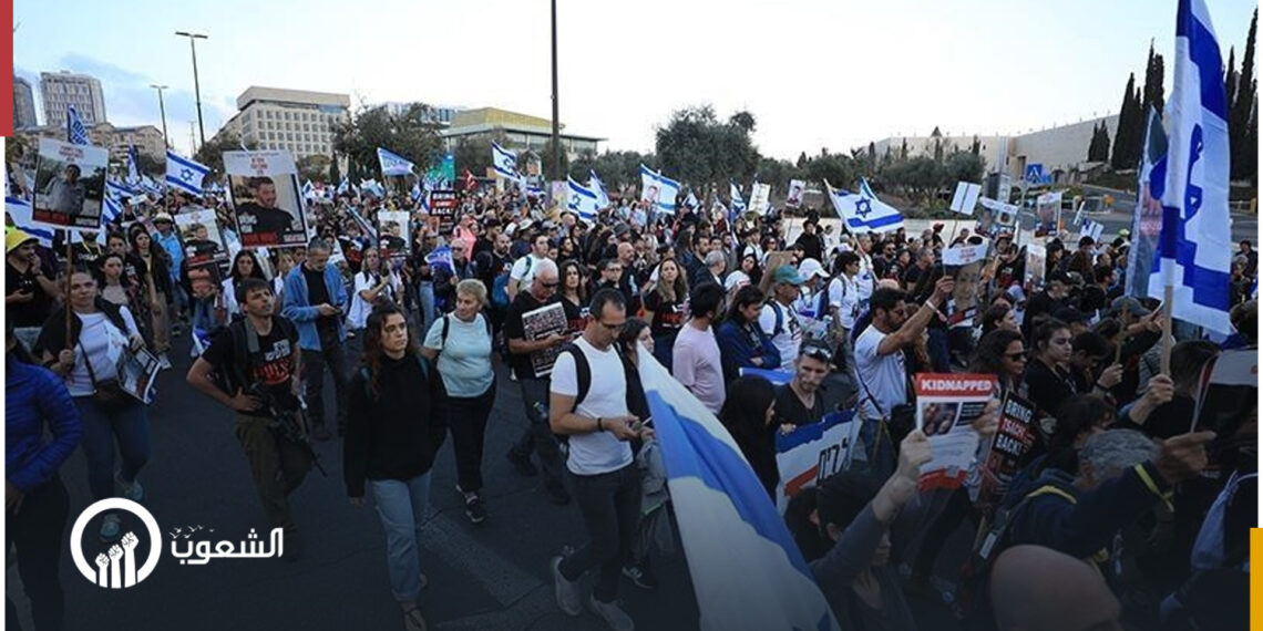 أهالي الأسرى يقطعون طريقا رئيسيا في تل أبيب للمطالبة بصفقة تبادل 
