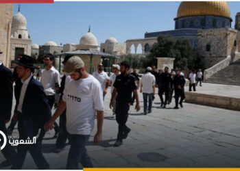عشرات المستوطنين يقتحمون باحات المسجد الأقصى