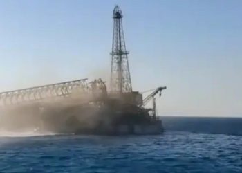 مصرع 4 أشخاص في انقلاب بارجة بحرية بخليج السويس: الغموض يلف الحادث ومتابعة وزارية مكثفة