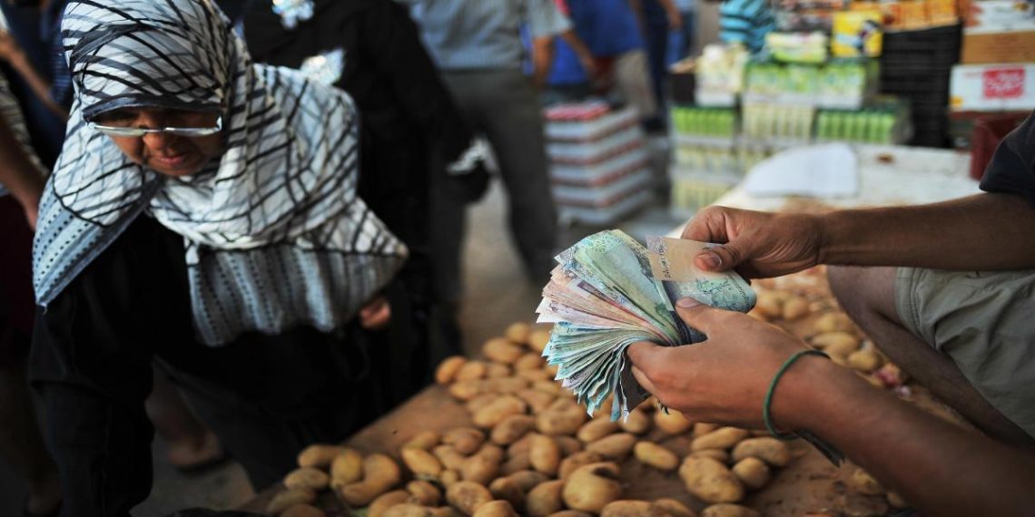الرواتب ترتفع والأسعار تلتهمها: أزمة الغلاء تُعيد الفاكهة إلى خانة “الترف” في مصر