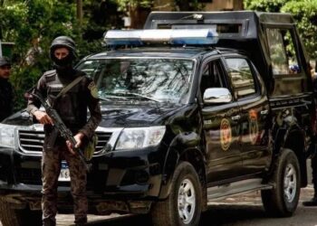 مصر: قاضٍ سابق يقتل طليقته بعد رفضها العودة إليه في مشهد صادم بالشارع