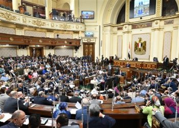 البرلمان المصري يتجه لتمديد عقود الإيجارات القديمة إلى 10 سنوات وسط جدل واسع